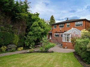 ein Backsteinhaus mit Garten davor in der Unterkunft Beautiful apartment at field view cottage in Eccleston