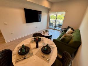 Μια τηλεόραση ή/και κέντρο ψυχαγωγίας στο Silver Lake 1 Bedroom Condo Suite with Balcony and Parking
