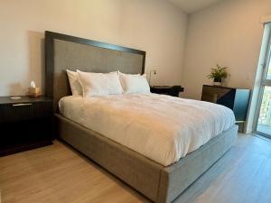 Ένα ή περισσότερα κρεβάτια σε δωμάτιο στο Silver Lake 1 Bedroom Condo Suite with Balcony and Parking