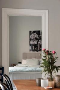 a mirror reflecting a bed in a room at Modern och ljus lägenhet 