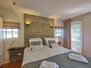 a bedroom with a large bed with a wooden headboard at Pure Rust in Nieuw-Heeten