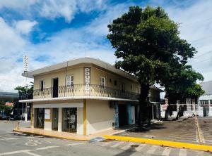 a building with a balcony on the side of a street at Pousada Durma Bem in Tianguá