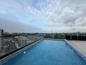 a large swimming pool on top of a building at Bluewaters, Labone in Accra
