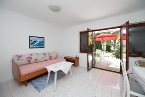 TV a/nebo společenská místnost v ubytování Apartments with parking space Mandre, Pag - 9420