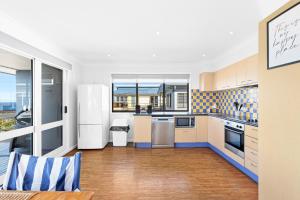 Η κουζίνα ή μικρή κουζίνα στο 45 Hillside Cres Beach House
