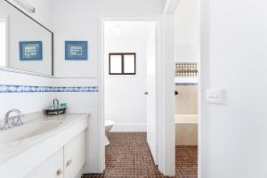 Ένα μπάνιο στο 45 Hillside Cres Beach House +21 φωτογραφίες