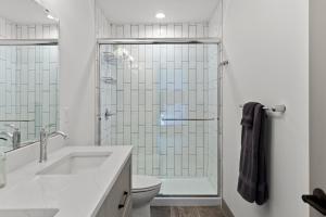 Un baño con ducha, inodoro y lavabo. en Daydreamer's Delight! River View - Walk to Arch, en Saint Louis 4 fotos más