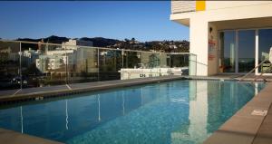 Bazén v ubytovaní House of Hoops Luxe 2 Bed Condo in Hollywood alebo v jeho blízkosti