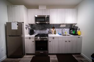 Kuchyňa alebo kuchynka v ubytovaní House of Hoops Luxe 2 Bed Condo in Hollywood