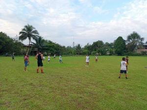a group of people playing soccer in a field at San Pablo de Katëtsiaya 