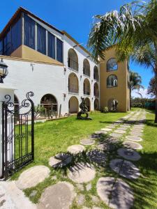 a building with a gate in front of a yard at HOTEL XIADANI Restaurante, Temazcal & Spa in Tlaxcala de Xicohténcatl
