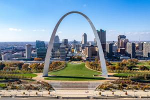 Una vista del arco de entrada y la ciudad de San Luis. en Daydreamer's Delight! River View - Walk to Arch, en Saint Louis