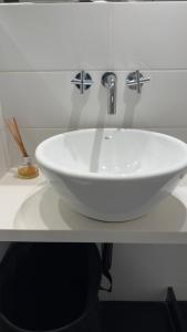 a white sink on a counter in a bathroom at Cilveti 468 departamento con cochera, excelente ubicación in Rosario +46 photos