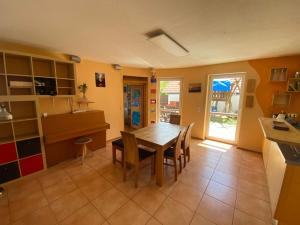 eine Küche und ein Esszimmer mit Tisch und Stühlen in der Unterkunft Ferienhaus am Waldrand Village Holiday home in Bobenheim am Berg