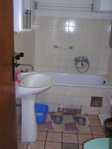 a bathroom with a sink and a bath tub at Apartments Vorkapic in Šilo