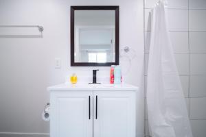 Ένα μπάνιο στο Modern 2BR2BA Home Near USC Walk to Campus