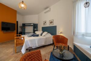 a bedroom with a bed and a table and chairs at Pousada da Lua São Pedro in São Pedro
