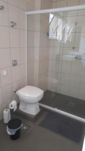 Un baño blanco con inodoro y ducha. en Apartamento Frente Praia Embaré - Varanda Aconchegante - Pet Friendly, en Santos 25 fotos más