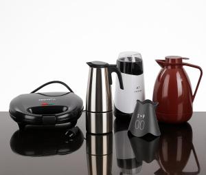 Una licuadora y una cafetera junto a un jarrón en Apartamento Frente Praia Embaré - Varanda Aconchegante - Pet Friendly, en Santos