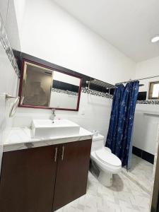 Ένα μπάνιο στο Suite Gaby con acceso a la playa