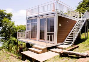 a tiny house with a deck and stairs at Casa Abitare Armonía in Isla de Mezcala