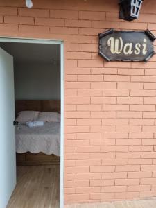 een bakstenen muur met een bed in een kamer bij URMA 2 in Barranca