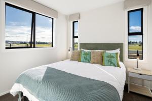 Postel nebo postele na pokoji v ubytování Sunset Views Matarangi