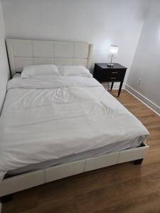 Ένα ή περισσότερα κρεβάτια σε δωμάτιο στο Private Guest House- Walkout Basement
