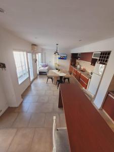 Η κουζίνα ή μικρή κουζίνα στο Amani Tandil - Alojamiento con patio y pileta en el centro de la ciudad