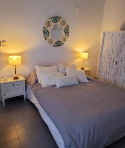 Ένα ή περισσότερα κρεβάτια σε δωμάτιο στο Amani Tandil - Alojamiento con patio y pileta en el centro de la ciudad