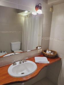 Ένα μπάνιο στο Amani Tandil - Alojamiento con patio y pileta en el centro de la ciudad