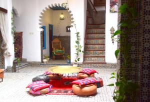 A balcony or terrace at Riad Khmisa