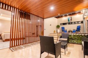 a living room with a table and chairs at Cabinas JS in Coto Brus
