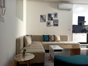 a living room with a couch and a table at Wahat Serenity S1 Appart équipé avec parking privé & wifi entre Tunis et La Marsa in Tunis