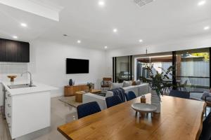 TV a/nebo společenská místnost v ubytování Sophisticated and Chic Living Experience UPMARKET Bowden