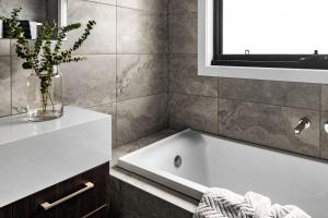 Koupelna v ubytování Sophisticated and Chic Living Experience UPMARKET Bowden + 35 fotografií