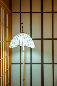 箱根Sengokuhara Onsen Hotel的墙上挂着一把白色的雨伞 更多37张照片