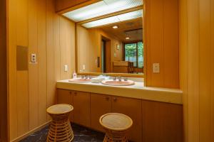 Sengokuhara Onsen Hotel的一间浴室