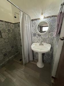 a bathroom with a sink and a mirror at Casa SAMA 11 in Oaxaca City
