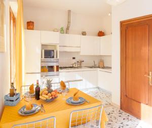 A kitchen or kitchenette at Villa Celeste