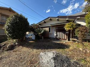 una casa con un coche aparcado delante en ＳｅａＳａｉｄｅＨｏｕｓｅ湯河原, en Yugawara