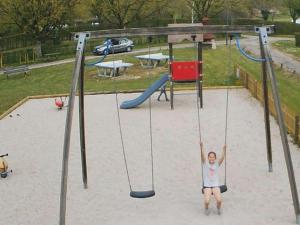 Zona de juegos infantil en Chalet Accessible avec Terrasse - 5 Pers - API-1-52-283