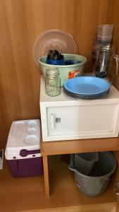 a counter with plates and bowls on top at Thermas Place Flat in Caldas Novas
