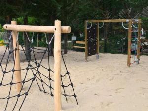 eine Schaukel auf einem Spielplatz im Sand in der Unterkunft Mobil home confortable pour 4 pers. avec terrasse - API-1-52-277 in La Cassagne