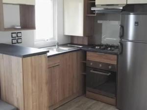 Η κουζίνα ή μικρή κουζίνα στο Mobil-home 4 pers avec terrasse | 2 chambres - API-1-52-504 +8 φωτογραφίες