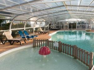Πισίνα στο ή κοντά στο Mobil-home 4 pers avec terrasse | 2 chambres - API-1-52-504