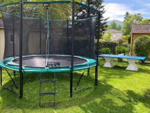 Ο χώρος παιχνιδιού για παιδιά στο Chalet confortable pour 2 avec terrasse à Gurmençon - API-1-52-336