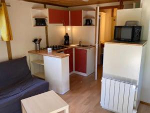 Η κουζίνα ή μικρή κουζίνα στο Chalet avec terrasse pour 6 pers. à Gurmençon - API-1-52-497