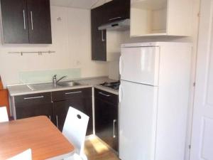 Η κουζίνα ή μικρή κουζίνα στο Mobil home spacieux avec terrasse - 8 personnes - API-1-52-408