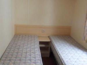 Ένα ή περισσότερα κρεβάτια σε δωμάτιο στο Mobil home spacieux avec terrasse - 8 personnes - API-1-52-408